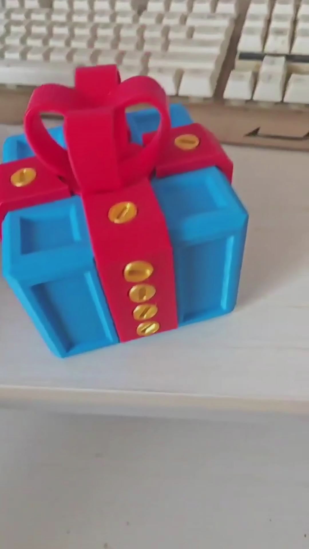 🎁 Annoying Gift Box (Funny 3D Gag Box)